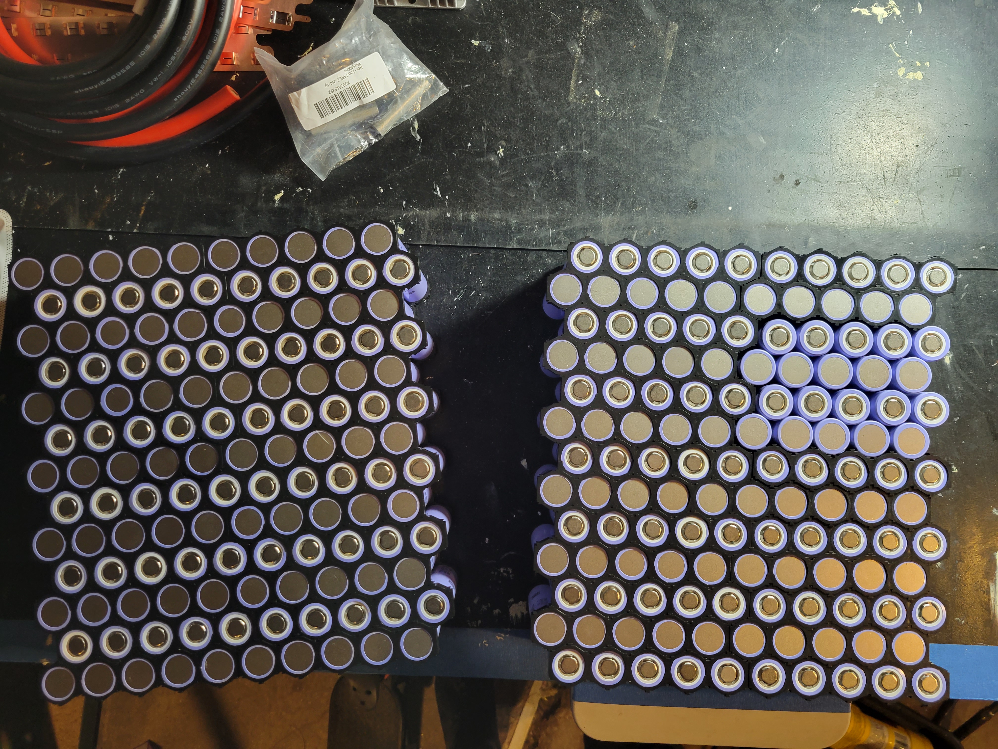 Battery cells arranged in plastic holders